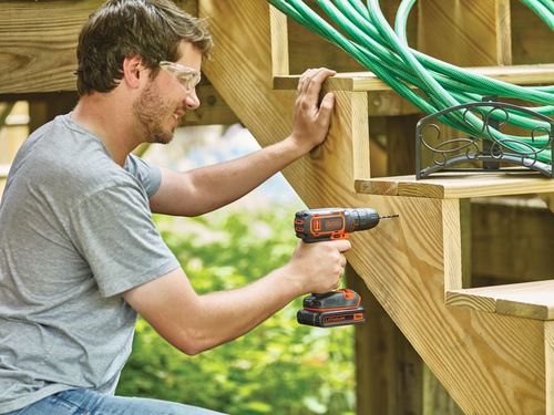 Black and Decker - 18V 1G Borrmaskinskruvdragare med en 400mA laddare 2x15Ah batterier och en vska - BDCDC18KB