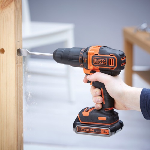 Black and Decker - 18V LiIon slagborrmaskin med tv batterier och laddare i kitbox - BDCHD18K1B2
