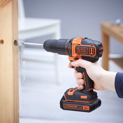 Black and Decker - 18V 2G slagborrmaskin med 400mA laddare 2x15Ah och vska - BDCHD18KB