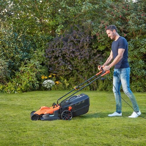 Black and Decker - 38CM 1600W Grsklippare med ergonomisk handtagsdesign - BEMW471BH