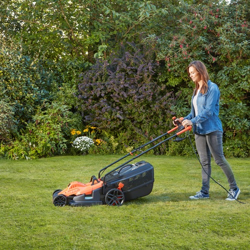 Black and Decker - 38CM 1600W Grsklippare med ergonomisk handtagsdesign - BEMW471BH