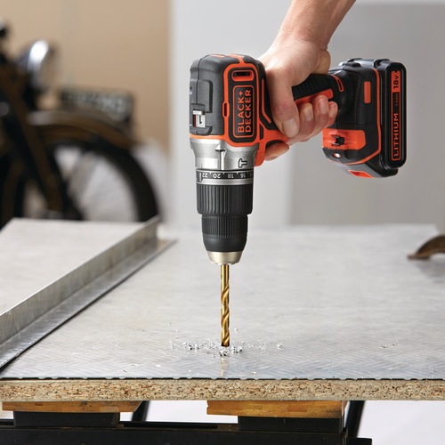 Black and Decker - 18V LiIon kolborstfri slagborrmaskin med tv batterier och laddare i kitbox - BL188KB